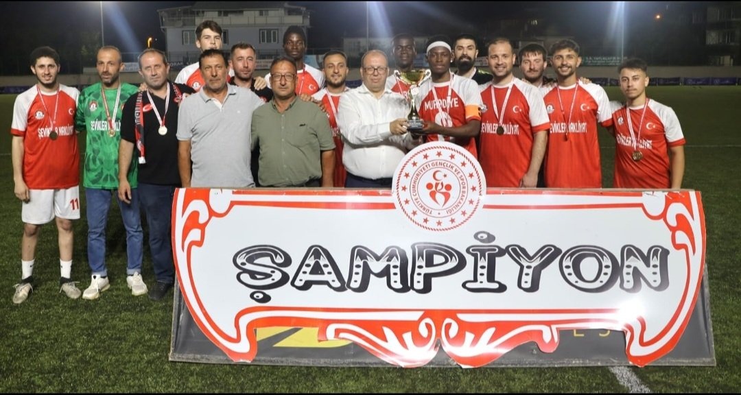 Susurluk’ta futbol coşkusu finalle taçlandı 2025 Aile Yılı kapsamında düzenlenen Geleneksel Kaymakamlık Futbol Turnuvası, Muradiye