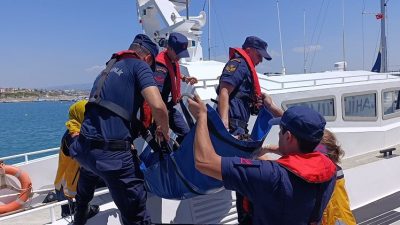 Ayvalık’ta seyreden bir gezi teknesinde yaralanan bir şahıs, Sahil Güvenlik