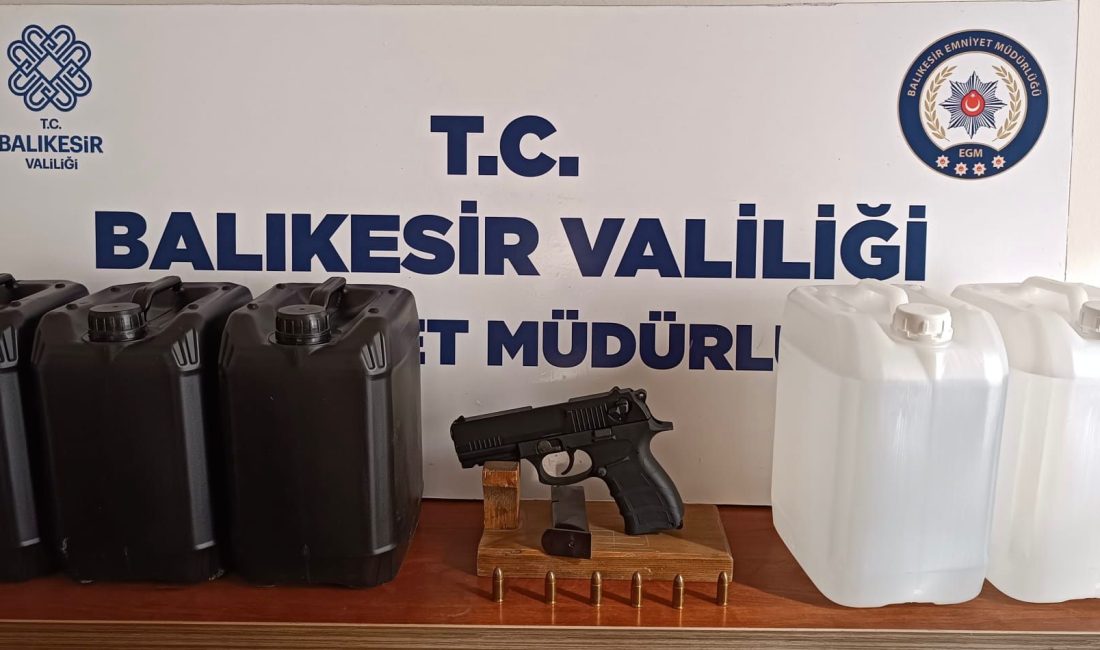Bandırma’da şüpheli şahıstan ruhsatsız silah ve etil alkol çıktı Bandırma’da polis ekipleri tarafından gerçekleştirilen uygulamada, bir şahsın üzerinden ruhsatsız