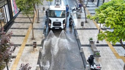 Bandırma Belediyesi, kentsel yaşam kalitesini artırma hedefiyle temizlik çalışmalarını aralıksız