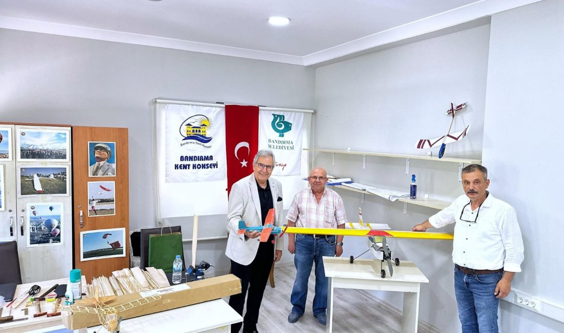 Model Uçak Atölyesi’nde çocuklarla bir araya gelen Bandırma Belediye Başkanı