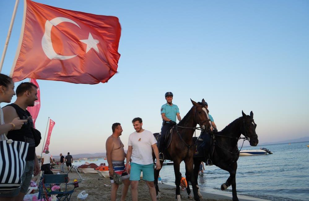 Ayvalık sahillerinde atlı jandarma göreve başladı Ayvalık’ta yaz sezonunda artan nüfus ve turizm hareketliliği nedeniyle sahillerde