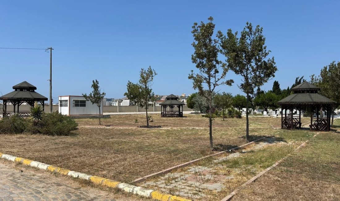 Bandırma Belediyesi, Mehmetçik Caddesi’nde kaldırım çalışmalarını sürdürüyor. Mezarlık alanındaki kamelyalarda