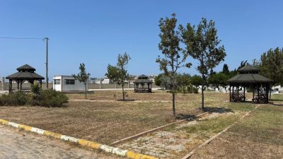 Bandırma Belediyesi, Mehmetçik Caddesi’nde kaldırım çalışmalarını sürdürüyor. Mezarlık alanındaki kamelyalarda
