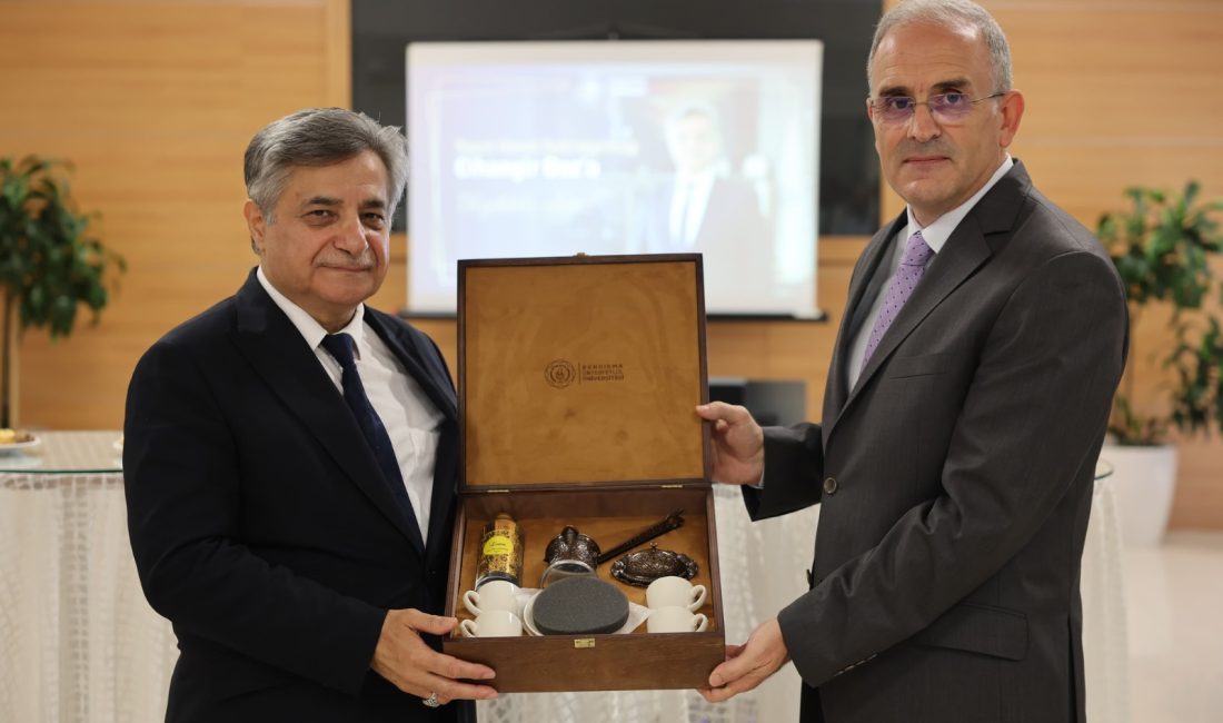 BANÜ ailesi Cihangir Boz’u uğurladı Görev süresi sona eren Genel Sekreter Cihangir Boz, düzenlenen törenle