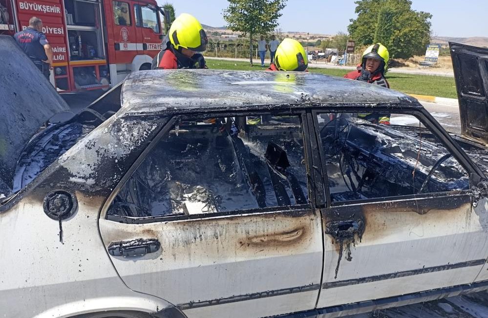 Balıkesir’de LPG’li araç yol ortasında yandı Balıkesir’in Karesi ilçesinde seyir halindeki LPG’li otomobil nedeni bilinmeyen bir