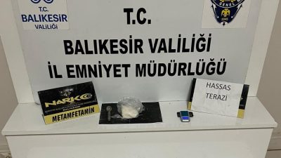 Balıkesir’de uyuşturucu denetimlerinde yakalanan 3 şahıs tutuklanarak cezaevine gönderildi. Balıkesir