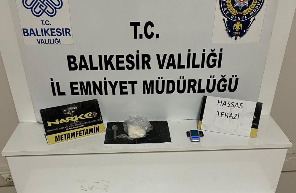 Balıkesir’de uyuşturucu denetimlerinde yakalanan 3 şahıs tutuklanarak cezaevine gönderildi. Balıkesir