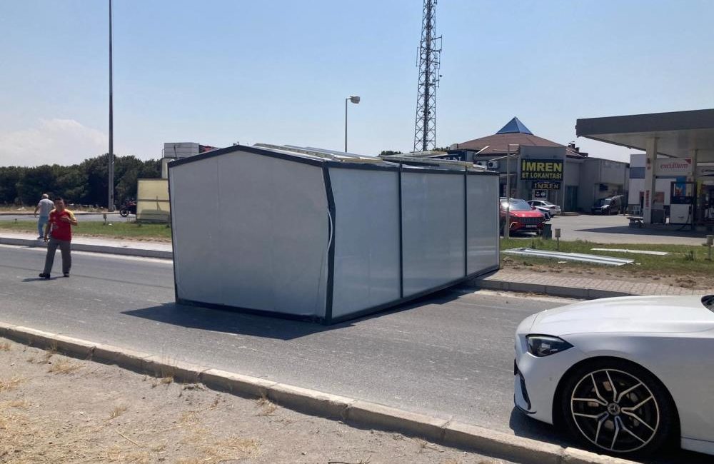 Bandırma’da tırdan düşen konteyner trafiği aksattı Küçük Sanayi Sitesi girişinde seyir halindeki bir tırın dorsesinden yola