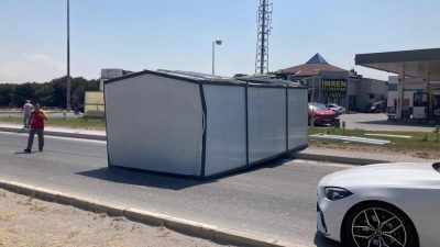  Küçük Sanayi Sitesi girişinde seyir halindeki bir tırın dorsesinden yola