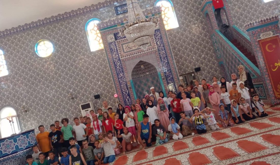 Bandırma’da yaz Kur’an kursu öğrencileri, 15 Temmuz şehitlerini anmak için