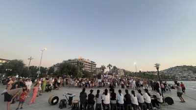 Bir televizyon kanalındaki yetenek yarışmasında Türkiye birincisi olan Hayatın Ritmini