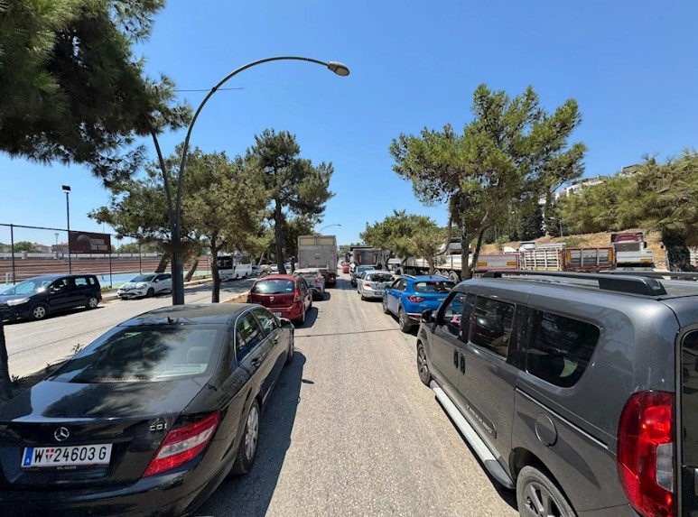 Erdek’te trafik sorunu yine gündemde Erdek’te trafik sorunu yaz sezonuyla birlikte yeniden başladı. Özellikle Pazartesi