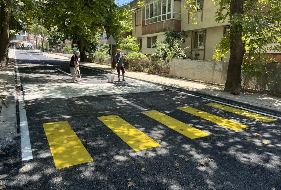 Erdek’te Nilüfer Caddesi halkın kullanımına açıldı Erdek Belediyesi, Balıkesir Büyükşehir Belediyesi iş birliğiyle Nilüfer Caddesi’nde başlattığı
