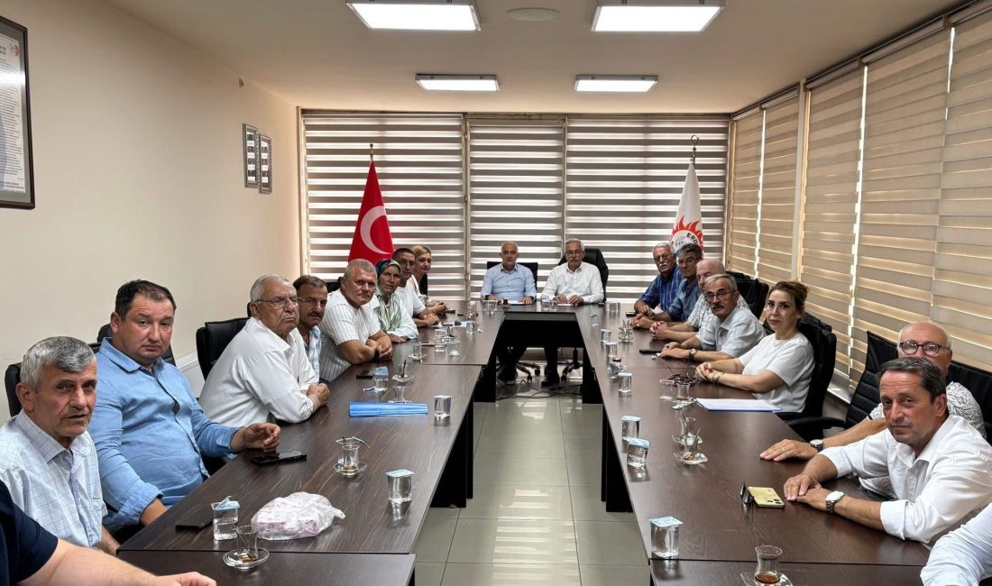 Erdek’te muhtarlarla ortak akıl buluşması Erdek Belediye Başkanı Burhan Karışık ve Balıkesir Büyükşehir Belediyesi Güney