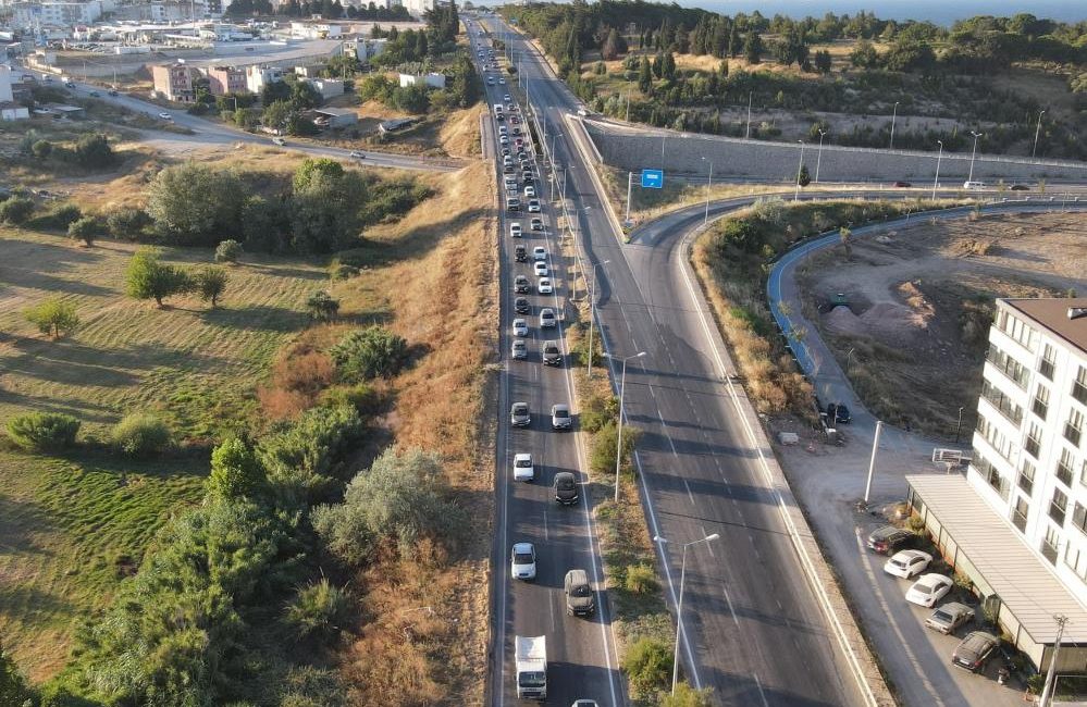 Erdek’te tatilci yoğunluğu, trafik hattı havadan görüntülendi Erdek’te hafta sonu sıcak havayı fırsata çevirmek isteyen vatandaşların akınına