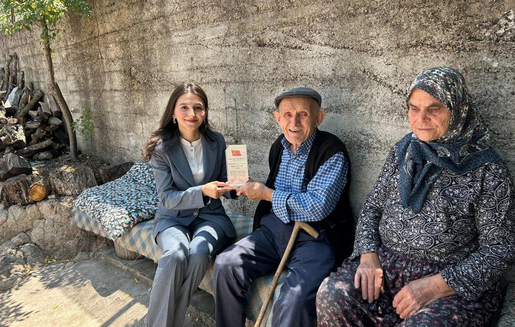 Şefkat eli Balya’da gönüllere dokundu Balya Kaymakamı Zeynep Biber Demir, şehit ailesi ve yaşlı bir