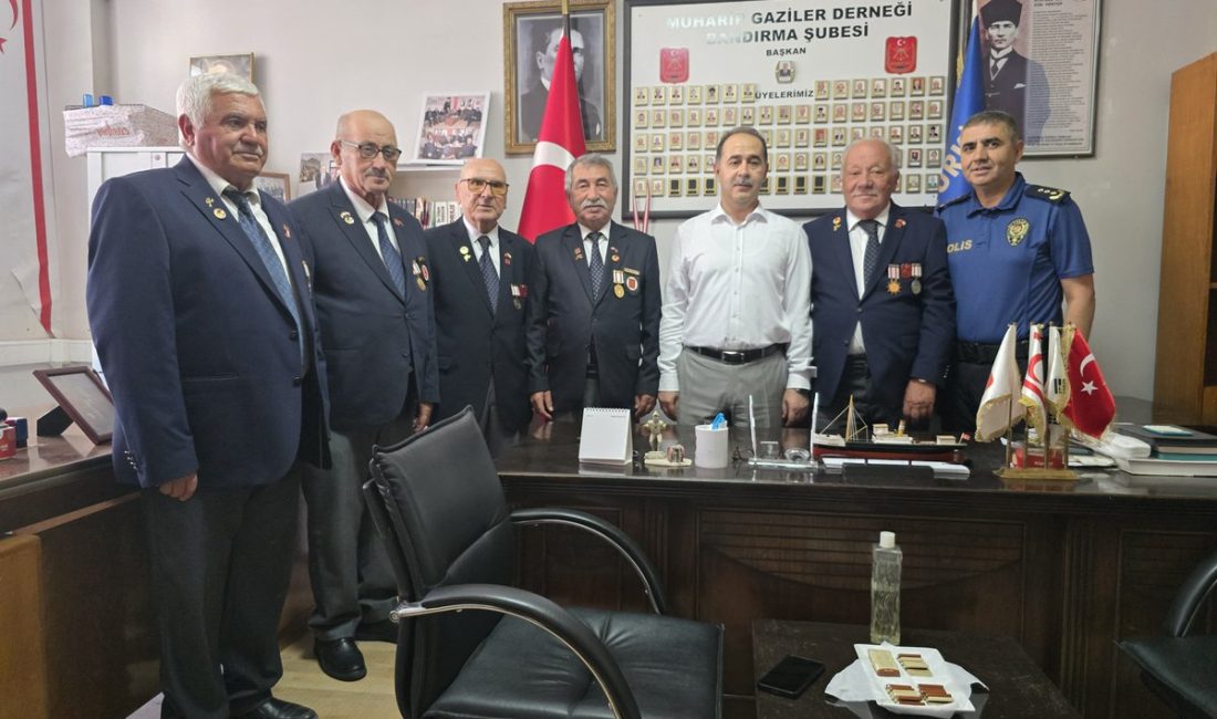 Bandırma Kaymakamı gazileri unutmadı Kıbrıs Barış Harekâtı’nın 51. yılı dolayısıyla Bandırma’da gaziler onurlandırıldı. Kaymakam