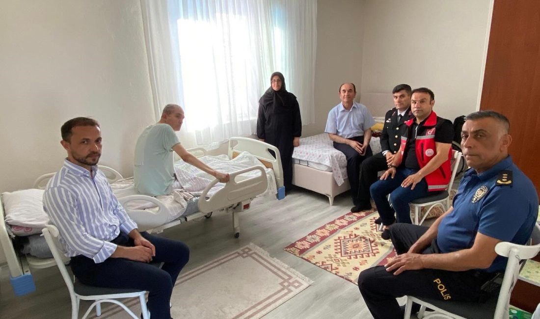Gönen’de 15 Temmuz’un kahramanlarına vefa Gönen Kaymakamı Ahmet Altıntaş ve beraberindeki heyet, ilçedeki 15 Temmuz
