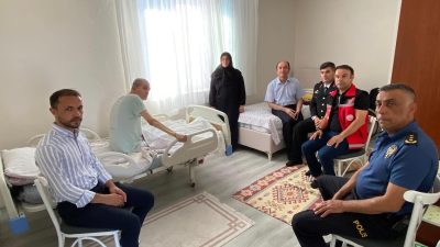 Gönen Kaymakamı Ahmet Altıntaş ve beraberindeki heyet, ilçedeki 15 Temmuz