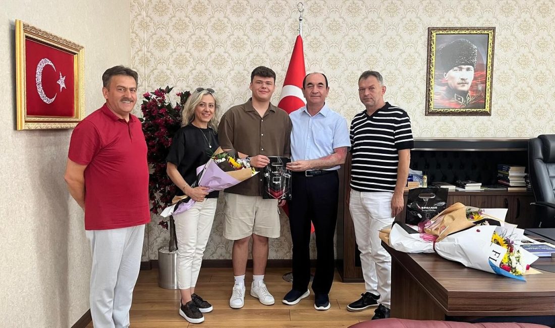Gönen’de LGS başarısı Kaymakamlık ziyaretiyle taçlandı Gönen’de Liselere Geçiş Sistemi (LGS) sınavında dereceye giren öğrenciler, Kaymakam