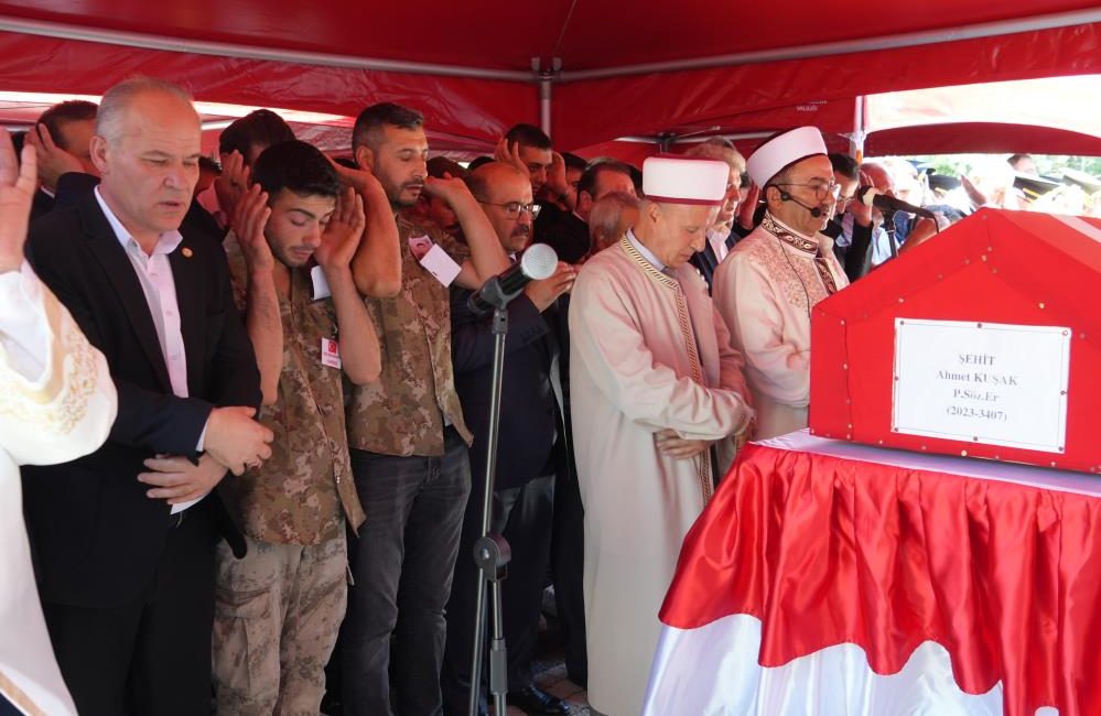 Şehit Sözleşmeli Er Ahmet Kuşak, son yolculuğuna uğurlandı Irak’ın kuzeyindeki Pençe-Kilit Harekatı bölgesinde yürütülen mağara araması faaliyeti esnasında