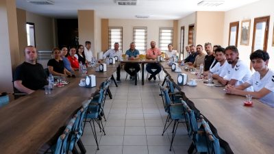 Susurluk’ta belediyenin açtığı kurslarda görev alan eğitmenler, Belediye Başkanı Hakan