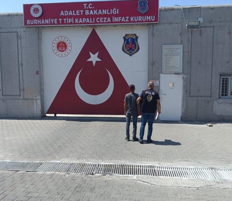 Balıkesir’de hapis cezası olan 18 kişi tutuklandı Balıkesir’de polis ekipleri tarafından yapılan aranan şahıslara yönelik operasyonda, hapis