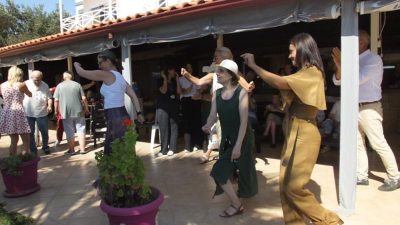 Burhaniye’deki huzurevi sakinleri, düzenlenen eğlencede gençlere taş çıkartırcasına eğlendi. Pelitköy