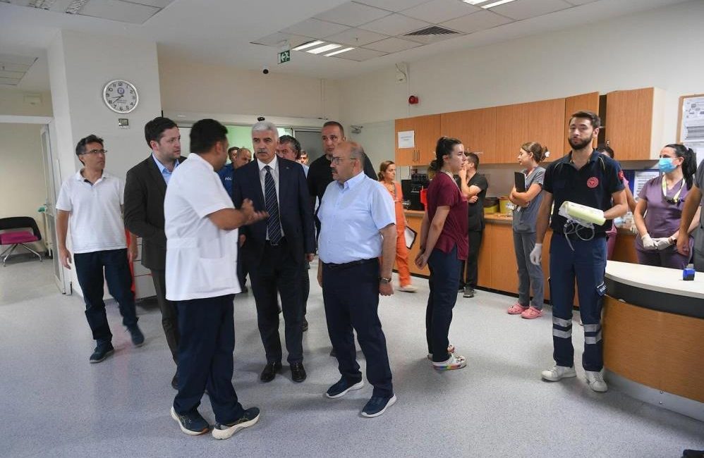 Vali Ustaoğlu, otobüs kazasında yaralanan vatandaşları hastanede ziyaret etti Balıkesir Valisi İsmail Ustaoğlu, yolcu otobüsünün şarampole yuvarlanması sonucu yaralanan