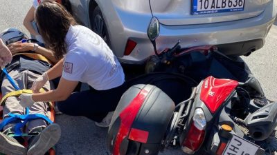 Bandırma’da kırmızı ışıkta bekleyen otomobile motosiklet çarptı. Edinilen bilgiye göre,