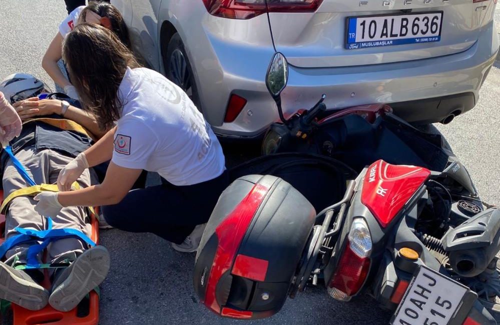 Bandırma’da motosiklet kırmızı ışıkta bekleyen araca çarptı Bandırma’da kırmızı ışıkta bekleyen otomobile motosiklet çarptı. Edinilen bilgiye göre,