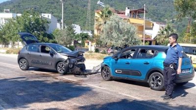 Ocaklar Mahallesi’nde iki otomobilin kafa kafaya çarpışması sonucu 5 kişi
