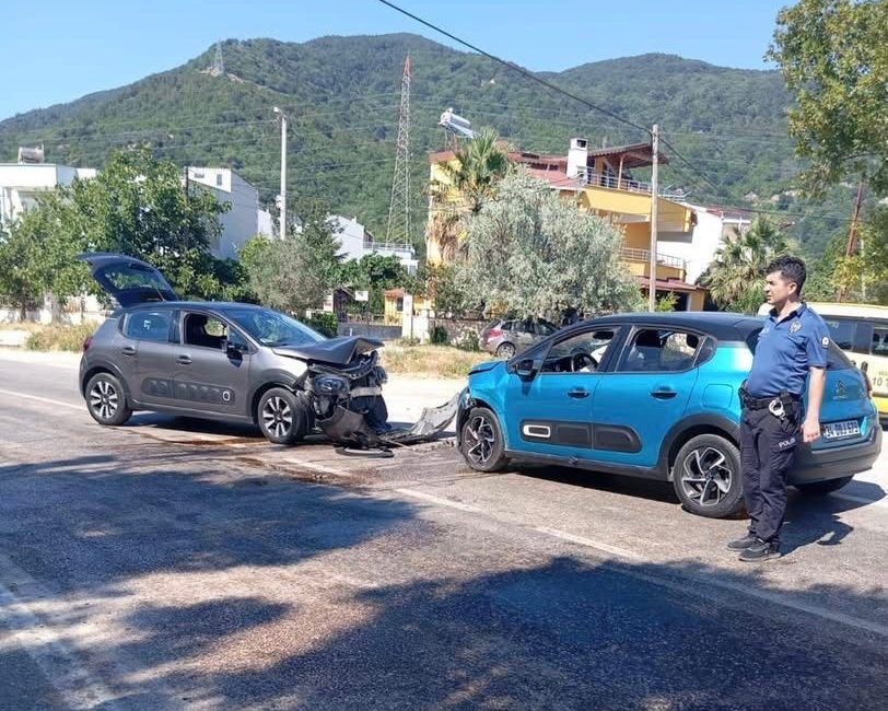 Erdek’te iki araç kafa kafaya çarpıştı: 5 yaralı Ocaklar Mahallesi’nde iki otomobilin kafa kafaya çarpışması sonucu 5 kişi