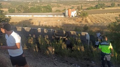 Balıkesir’de bir yolcu otobüsü yoldan çıkarak devrildi. Kazada 1’i ağır