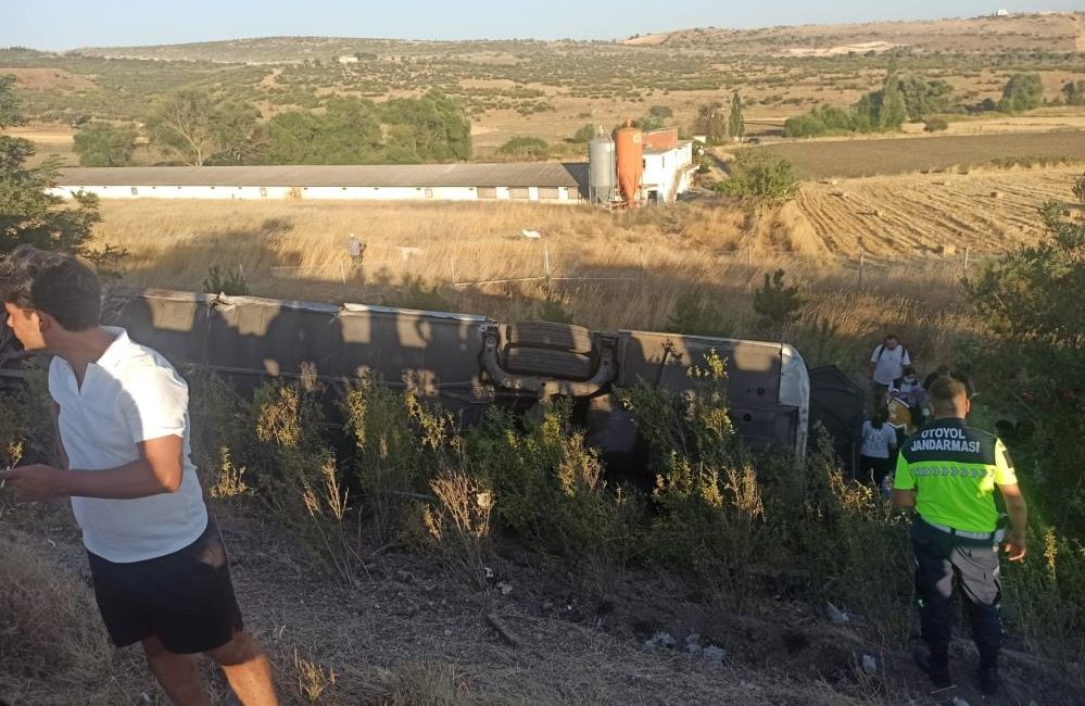 Balıkesir’de bir yolcu otobüsü yoldan çıkarak devrildi. Kazada 1’i ağır