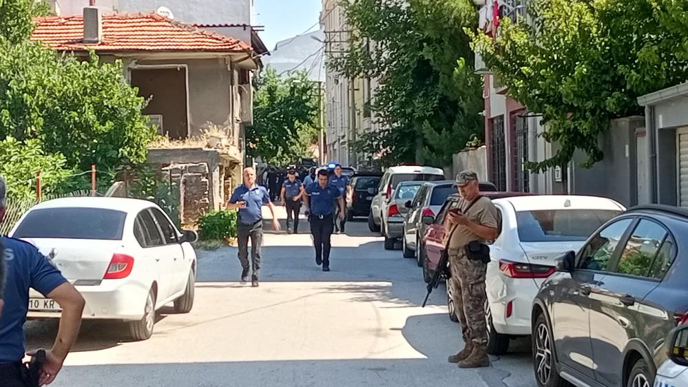 Polisi bıçaklayan şahıs operasyonla yakalandı Balıkesir’de polis memurunu bıçaklayan psikolojik sorunları olduğu iddia edilen şüpheli,