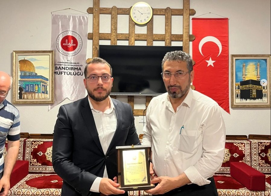 Bandırma’da din görevlisine anlamlı veda Eskişehir Beylikova Müftülüğü’ne atanan Hüdayar Günay için Bandırma’da veda programı