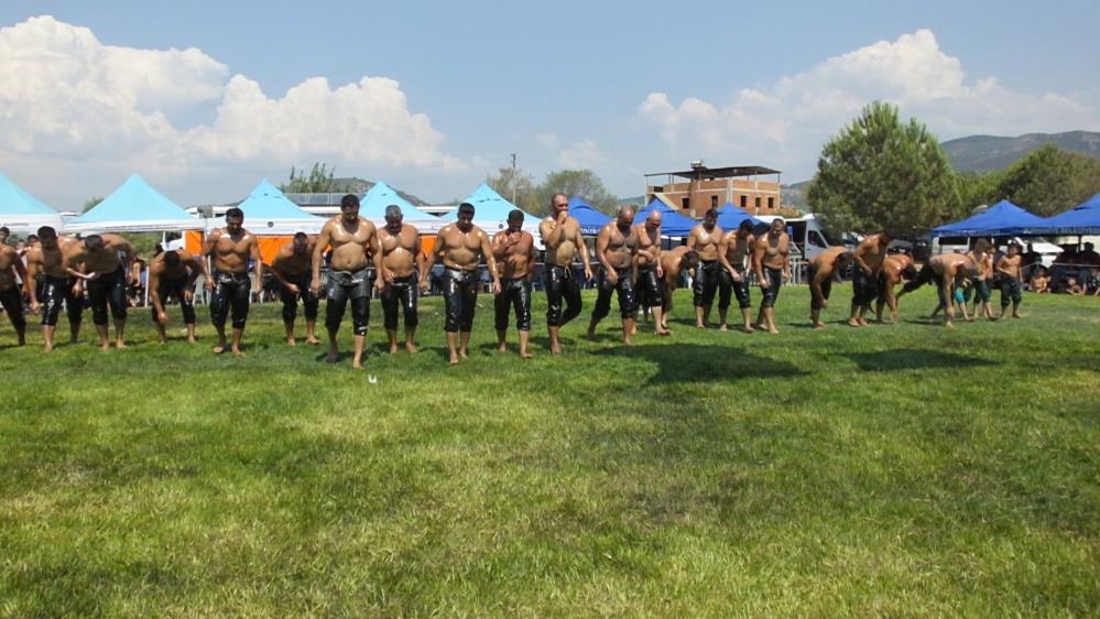 Burhaniye’de düzenlenen geleneksel 9. Kızıklı Yağlı Güreşleri yoğun ilgi gördü.