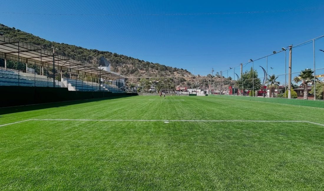 Saraylar’daki Halı Saha yeni zeminiyle futbolseverleri bekliyor Saraylar Mahallesi’nde bulunan halı sahanın zemin yenileme çalışmaları tamamlanarak modern