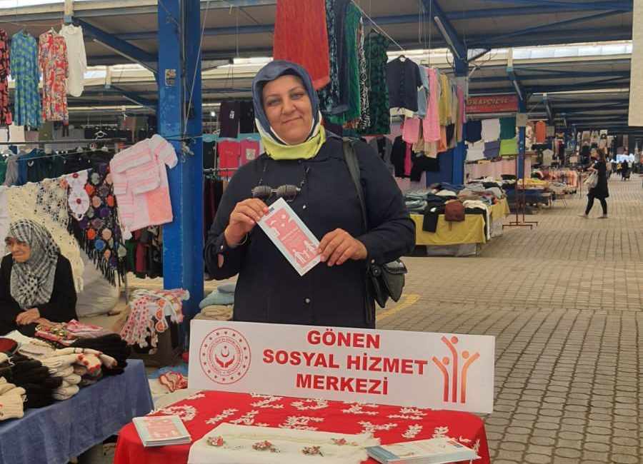 Gönen Sosyal Hizmet Merkezi sahada 2025 Aile Yılı kapsamında Gönen’de düzenlenen etkinlikte vatandaşlara bilgilendirici materyaller