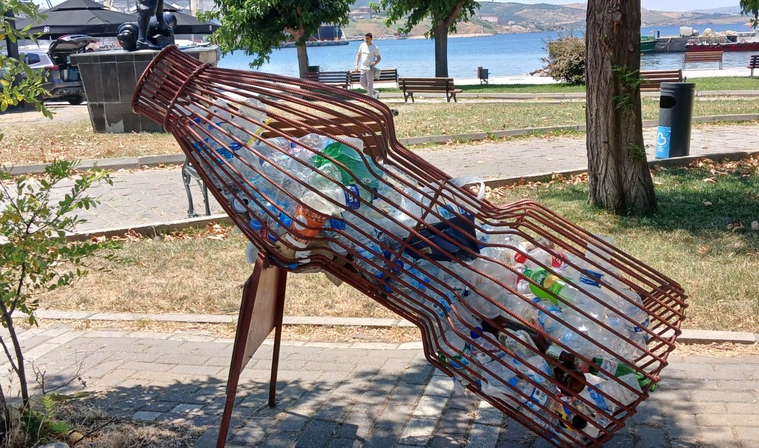 GERİ DÖNÜŞÜM SINIFTA KALDI ON-ON Kafe İLE Kristal Cafe yakınında bulunan ve içine plastik