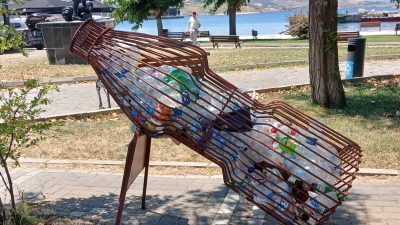 ON-ON Kafe İLE Kristal Cafe yakınında bulunan ve içine plastik