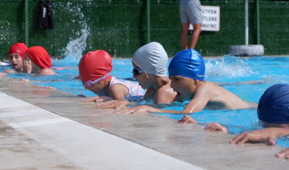 Susurluk Belediyesi tarafından düzenlenen yüzme kursuna Başkan Yıldırım ve Meclis