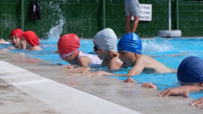 Susurluk Belediyesi tarafından düzenlenen yüzme kursuna Başkan Yıldırım ve Meclis