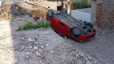 Erdek’te park etmeye çalışan bir otomobil, sürücüsünün kontrolü kaybetmesi sonucu
