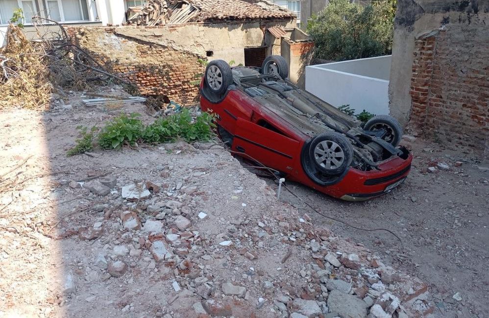 Erdek’te park etmeye çalışırken takla atan araç arsaya düştü Erdek’te park etmeye çalışan bir otomobil, sürücüsünün kontrolü kaybetmesi sonucu