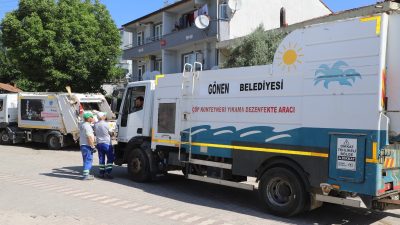 Gönen Belediyesi Temizlik İşleri Müdürlüğü, çöp konteynerlerinin detaylı temizlik ve