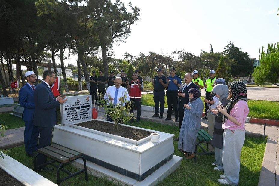 Vali Ustaoğlu’ndan Bandırma’da şehit ailesine ziyaret Balıkesir Valisi İsmail Ustaoğlu, 15 Temmuz darbe girişiminde şehit olan