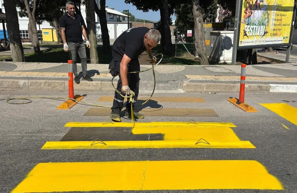 Bandırma’da yaya geçitleri yenileniyor Bandırma Belediyesi tarafından yaya güvenliğini artırmak ve trafik düzenini sağlamak
